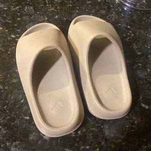 NEW Yeezy slide “Pure” women’s size 39